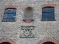 Papierfabrik Spechthausen, Straßenfront mit Wappen