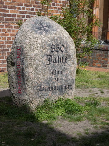 Gedenkstein 850 Jahre Dom zu Brandenburg