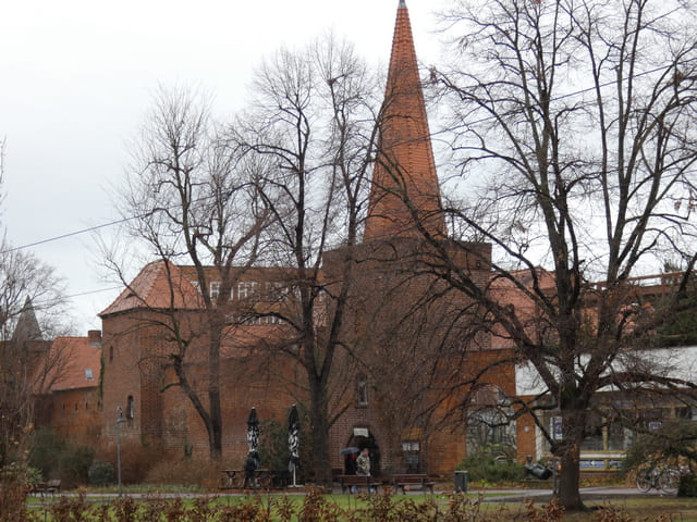 Stadtmauer mit "Käfig"