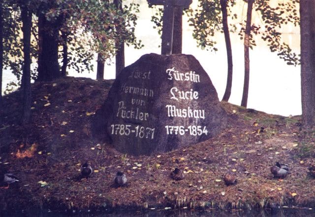 Branitzer Park, Gedenkstein mit Grabkreuz
