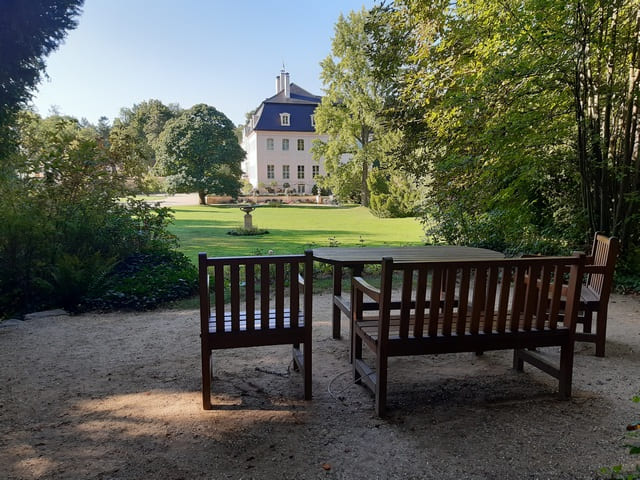Rosenhügel mit Blick zur Warwick-Vase und zum Schloss