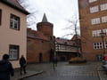 Stadtmauer mit "Stadtwächter" und neuem Rathaus (rechts)