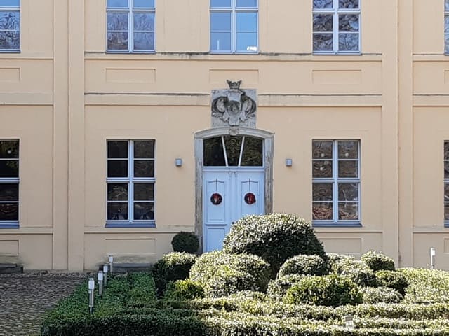 Wappenstein mit dem Wappen des Bauherren Friedrich Christoph von Briest