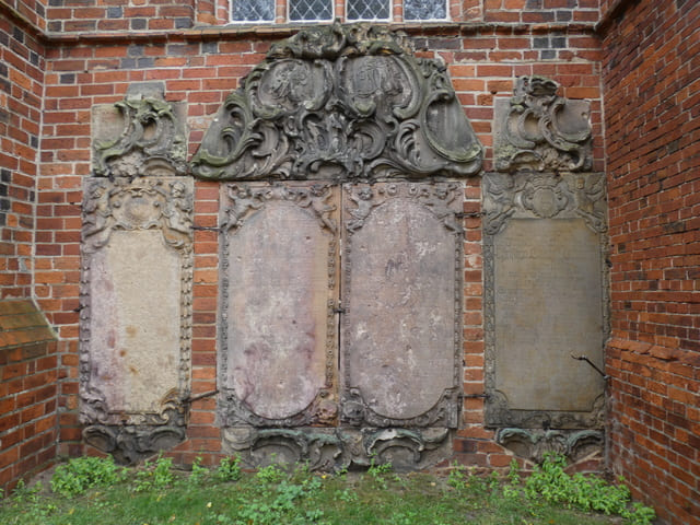 St. Marien-Andreas-Kirche, Sandsteinepitaphien
