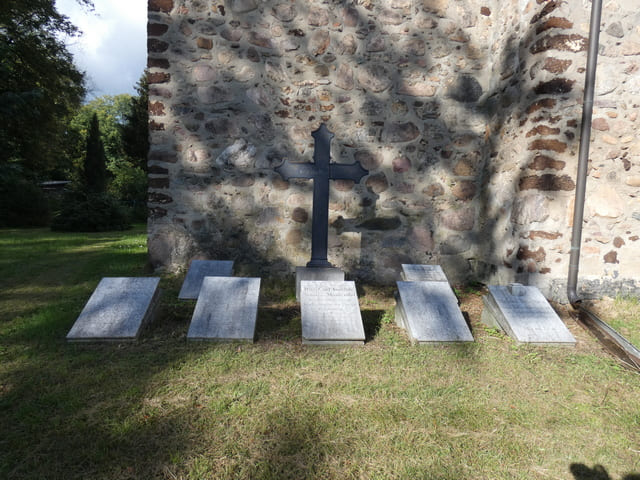 Grabsteine derer von Manteuffel