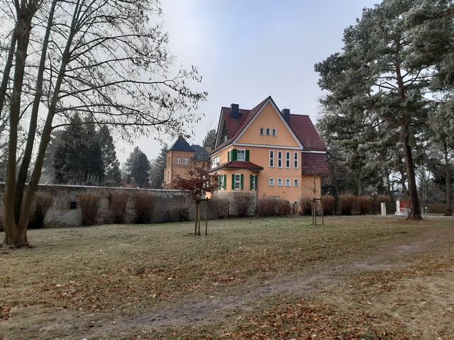 Villa am Platz der Demokratie