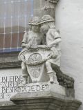 Skulptur "Frieden" am Turmportal Schloss Lübben Skulptur "Frieden" am Turmportal Schloss Lübben