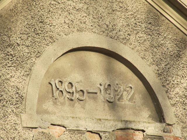 Gutshaus II, Jahresangaben über Portal