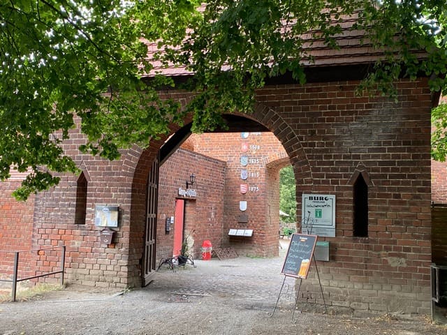 Burg Friedland<BR />Foto von Ulrich Gießmann