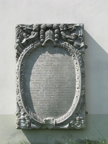Grabtafel an der Kirche