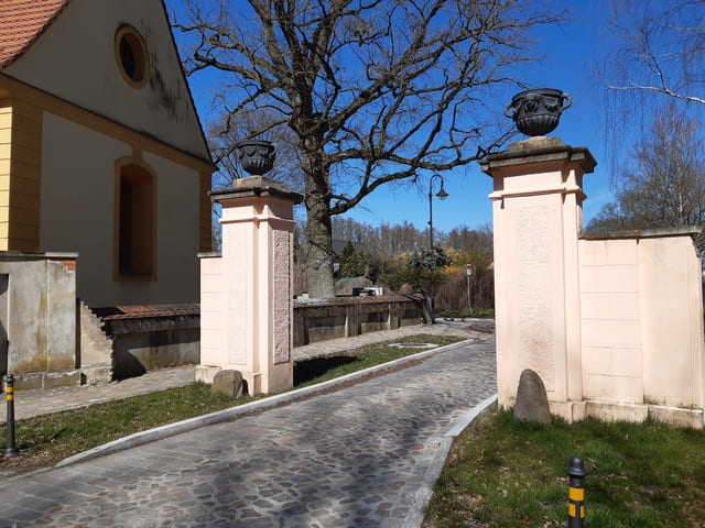 Eingang zum ehemligen Schloss- und Gutsbezirk
