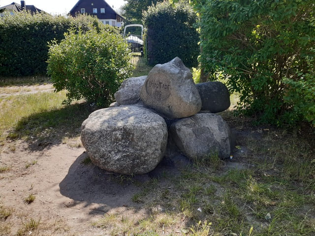Denkmal Otto Tade an der Flakensee-Promenade