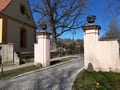 Eingang zum ehemligen Schloss- und Gutsbezirk