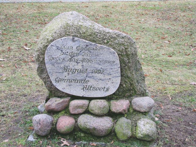 Erinnerungsstein an das Hochwasser 1997