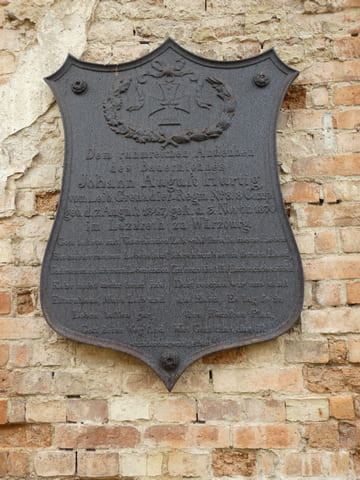 Kirchenruine, Erinnerungstafel an Johann August Hurtig