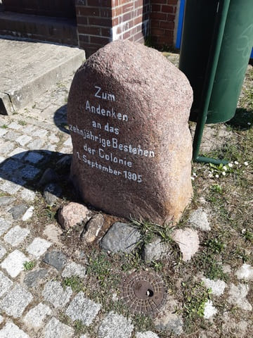 Gedenkstein zum 10-jährigen Bestehen der Colonie