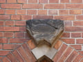 Kirche St. Nikolai, Bauschmuck am Durchgang zum Nebengebäude