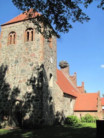 Kirche mit Storchennest