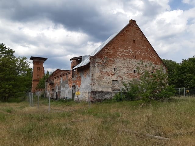 Ehemaliges Stallgebäude der Gutsanlage Gentzrode und Turm des Kornspeichers