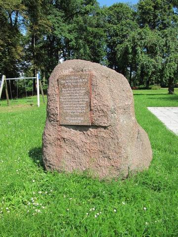 Gedenkstein an die Siedlerfamilien 1931 - 1932 am Gut