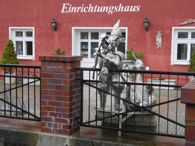 Metallfigur am Einkaufsmarkt