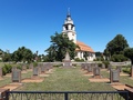 Kirche mit angrenzendem sowjetischen Ehrenfriedhof