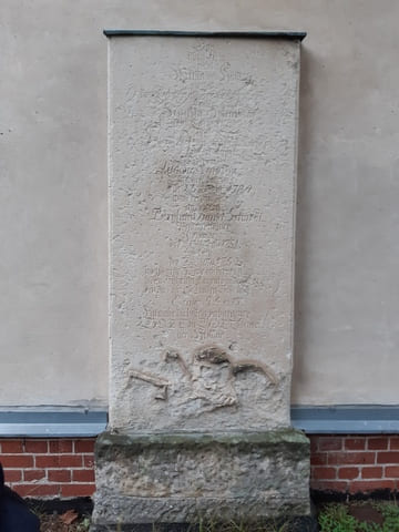 Grabtafel an der Dorfkirche Fahrland