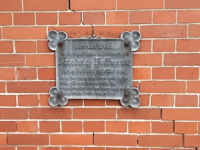 Gedenktafel an der Kirche