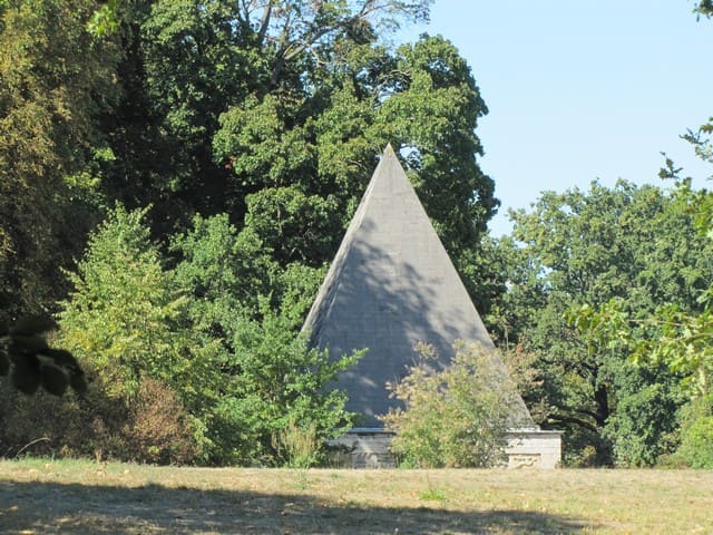 Pyramide im Neuen Garten