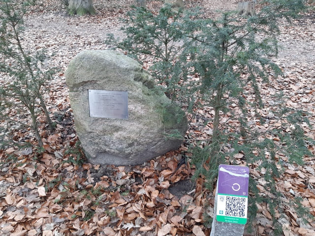 Gedenkstein an den norwegischen Lyriker Nordahl Grieg am Teltow-Kanal