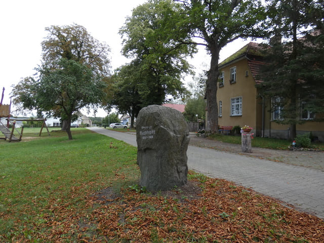 Gedenkstein an Pfarrer Buchholtz