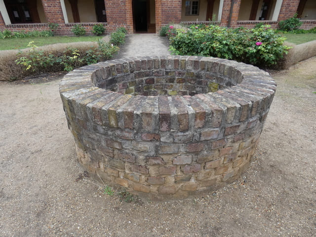 Kloster Lehnin, Brunnen im Klausurhof