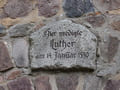 Kirche St. Marien, Gedenktafel am Portal