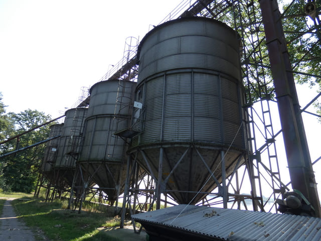 Silos am Ableiter Peitzer Teiche 2 zwischen Hälterteich und Neuendorfer Teich