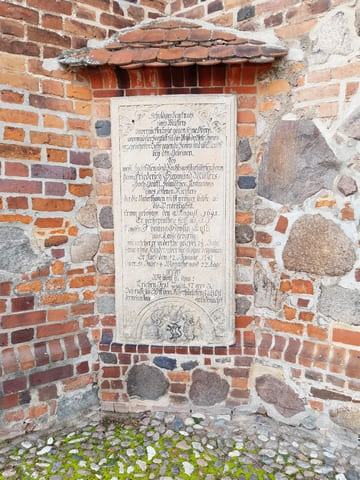 Gedenktafel an der Pfarrkirche