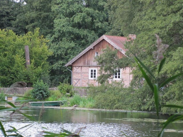 Blick über den Mühlenteich zur Glambecker Mühle