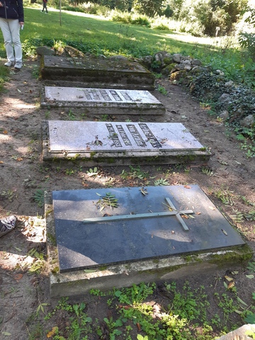 Grabplatten am Fuße der Wasserburg