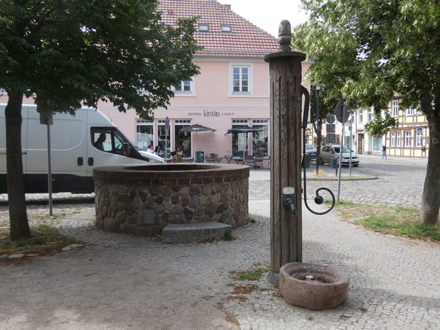 Brunnen und Schwengelpumpe