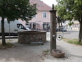 Brunnen und Schwengelpumpe
