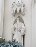 Kirche, Sandsteinfigur Johannes Calvins am Portal