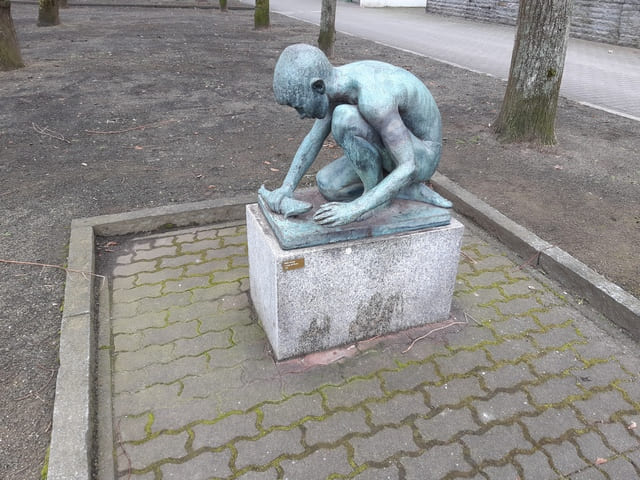 Plastik "Junge mit Fisch"