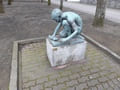 Plastik "Junge mit Fisch"