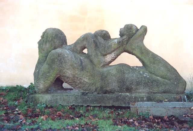 Skulptur vor dem Schloss Kleßen