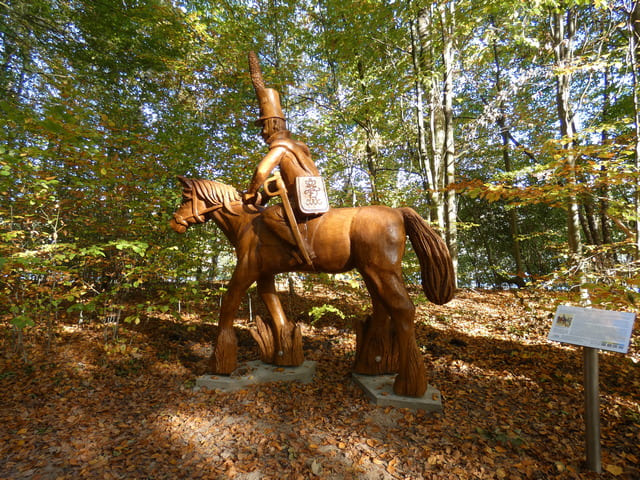 Skulpturenpfad im Tiergarten - Holzfigur "Preußischer Husar"