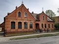 Gebäude der ehemaligen „Roten Schule“ in Groß Besten