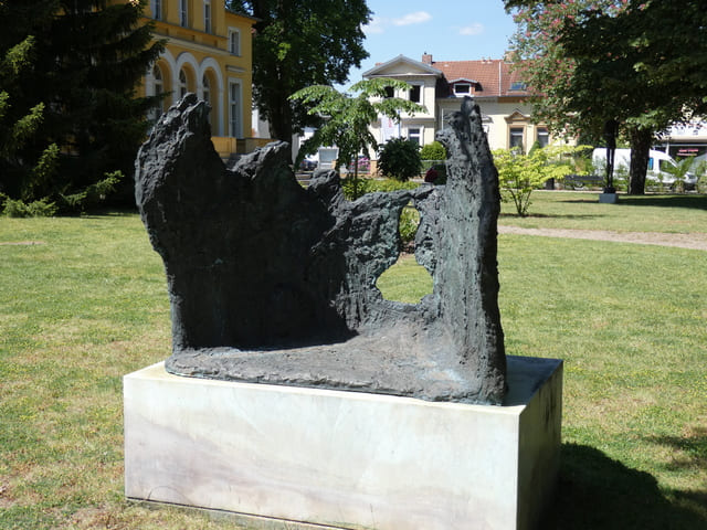 Skulptur vor der Villa Lassen