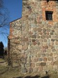 1. Schachbrettstein an der Kirche