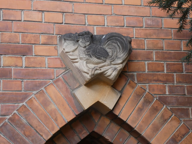 Kirche St. Nikolai, Bauschmuck am Durchgang zum Nebengebäude