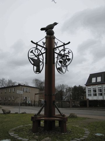 Skulptur mit Vogel