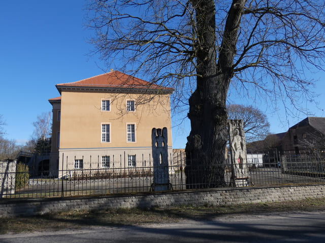 Steinfiguren am Schloss